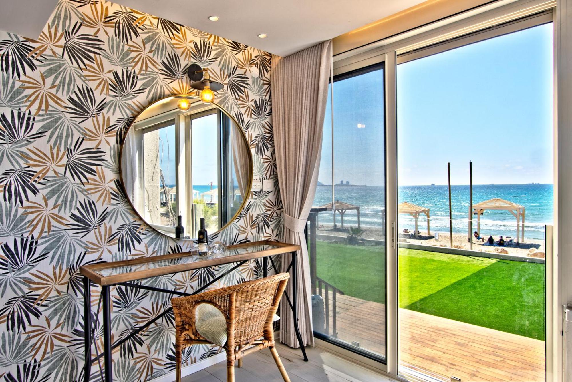 בית חוף מושלם עם גקוזי ומרפסת - Beachside Bliss W Jacuzzi Haifa Ngoại thất bức ảnh